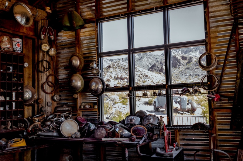 cordonnerie-COLOMARS-min_shop_window_part_junk_abandoned-138873